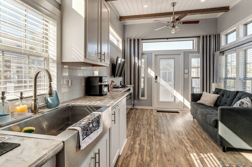 Austin Tiny Home: Fireplace, Shared Pool & Hot Tub