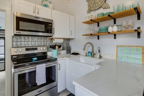 Chaise haute, batterie de cuisine, vaisselle et ustensiles