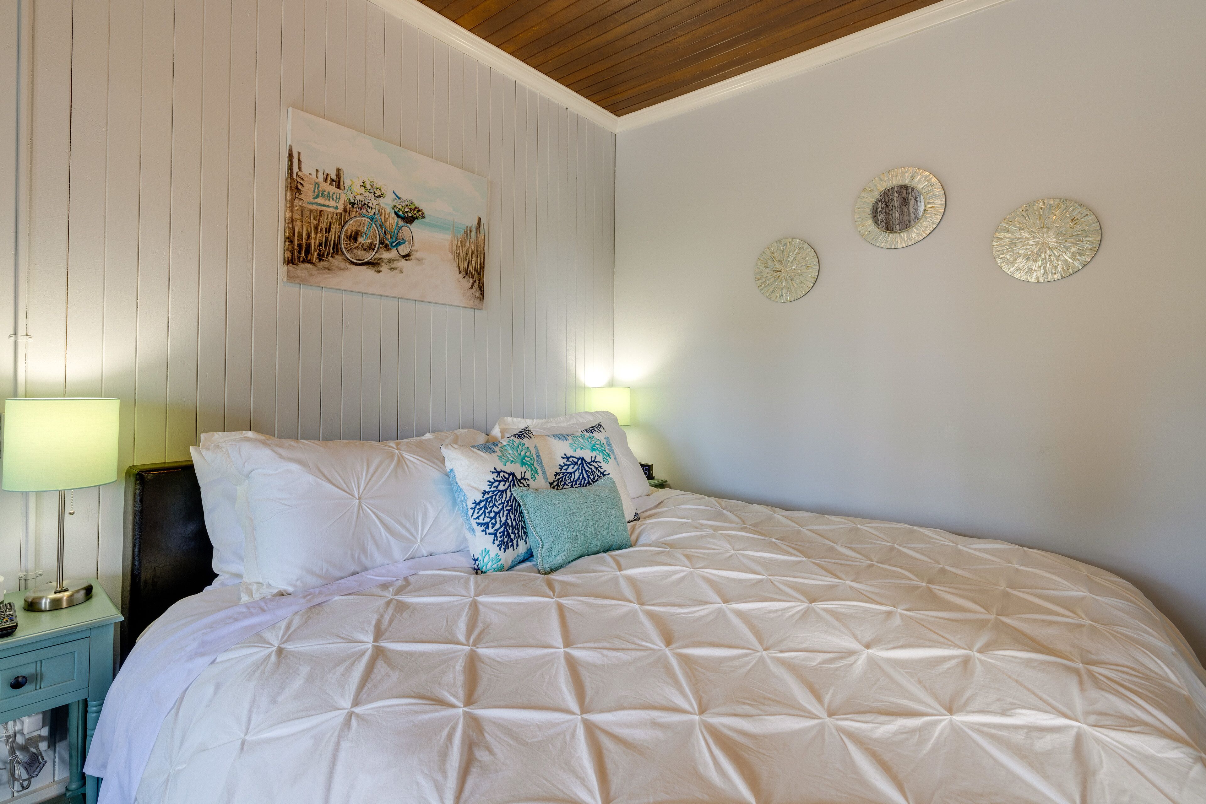 2 bedrooms, laptop workspace, iron/ironing board, free cots/infant beds