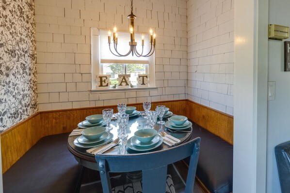 Dining - Washington Home - Hot Tub, Fire Pit & Near Beaches (Long Beach)