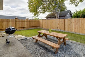 Outdoor dining - Washington Home - Hot Tub, Fire Pit & Near Beaches (Long Beach)