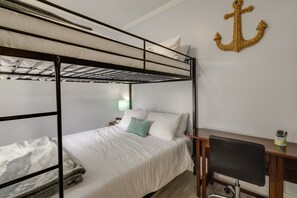 2 bedrooms, laptop workspace, iron/ironing board, free cribs/infant beds - Washington Home - Hot Tub, Fire Pit & Near Beaches (Long Beach)