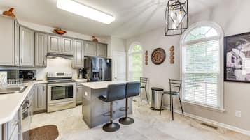 Appartement (3 Bedrooms) | Cuisine privée | Micro-ondes, four, plaque de cuisson, lave-vaisselle