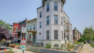 Apartment (2 Bedrooms) | Front of property
