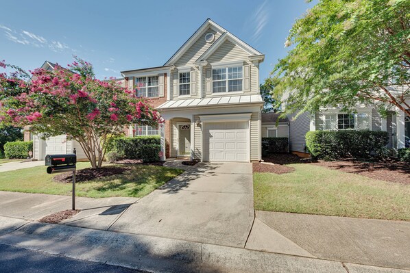 Apartment (3 Bedrooms) | Front of property