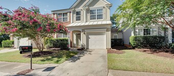 Charlotte Townhome w/ Deck: 18 Mi to Downtown!