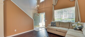 Charlotte Townhome w/ Deck: 18 Mi to Downtown!