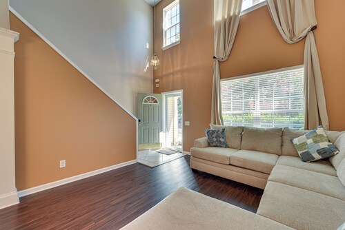 Charlotte Townhome w/ Deck: 18 Mi to Downtown!
