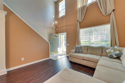 Charlotte Townhome w/ Deck: 18 Mi to Downtown!