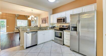 Charlotte Townhome w/ Deck: 18 Mi to Downtown!