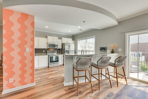 Microwave, oven, stovetop, dishwasher - Bright Charlotte Getaway Near Arsley Attractions! (Charlotte)