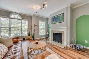 Televisión, chimenea, estación para iPod y tenis de mesa 