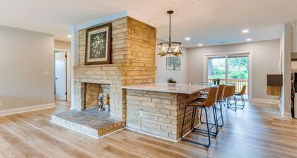 Charming Charlotte Home: 2 Mi to Downtown!