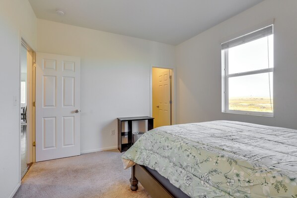 House (4 Bedrooms) | Interior - Near Rocky Mountain Arsenal: Commerce City Home (Commerce City)