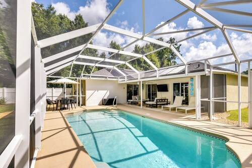 Lanai & Fire Pit: Peaceful Palm Coast Home!