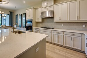 Micro-ondes, four, plaque de cuisson, lave-vaisselle