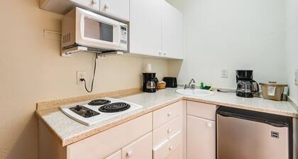 Naples Studio w/ Community Pool & Tennis Courts!