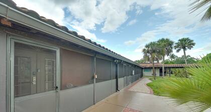 Naples Studio w/ Community Pool & Tennis Courts!