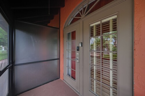 Community Pool & Tennis Courts! Naples Studio