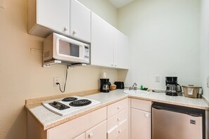 Interior - Community Pool & Tennis Courts! Naples Studio (Naples)