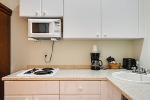 Interior - Community Pool & Tennis Courts! Naples Studio (Naples)