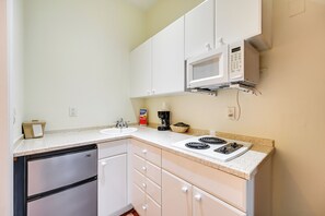 Apartment (0 Bedroom) | Interior - Close to Parks & Beaches! Naples Studio w/ Pool (Naples)