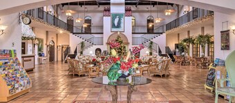 Bright Naples Vacation Rental: Close to Waterfront