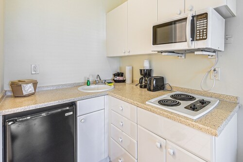 Naples Hideaway w/ Resort Amenities & Porch!