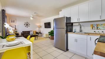 Apartment (2 Bedrooms) | Eigene Küche | Mikrowelle, Ofen, Herdplatte, Kochgeschirr/Geschirr/Besteck