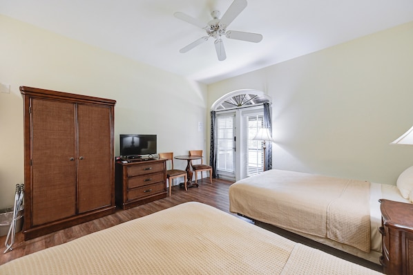 Apartment (0 Bedroom) | Interior - Naples Studio With Canal Access! (Naples)