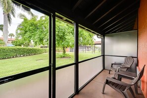 Apartment (0 Bedroom) | Interior - Naples Studio With Canal Access! (Naples)