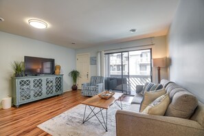 Living area - Myrtle Beach Vacation Rental: 1 Mi to Apache Pier! (Myrtle Beach)