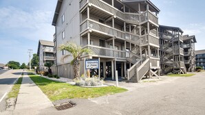 A multi-story hotel with balconies and a sign reading "Shipwatch Inn". - Myrtle Beach Vacation Rental: 1 Mi to Apache Pier! (Myrtle Beach)