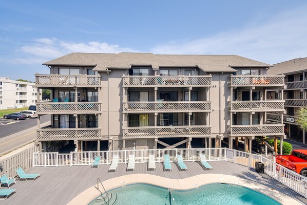 Outdoor pool - Myrtle Beach Vacation Rental: 1 Mi to Apache Pier! (Myrtle Beach)