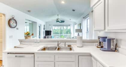 Myrtle Beach Waterfront Condo: 5 Mi to Boardwalk!