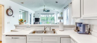 Myrtle Beach Waterfront Condo: 5 Mi to Boardwalk!