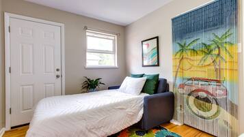 3 bedrooms, laptop workspace, iron/ironing board, bed sheets