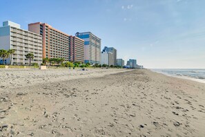 On the beach - Oceanfront Myrtle Beach Condo w/ Resort Amenities! (Myrtle Beach)