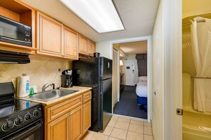 Apartment (1 Bedroom) | Private kitchen | Microwave, oven, stovetop, dishwasher - Oceanfront Myrtle Beach Condo w/ Resort Amenities! (Myrtle Beach)