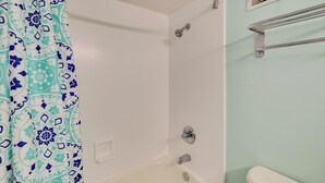 A bathroom with a bathtub, a shower, and a toilet. - Oceanfront Studio w/ Pool Access in Myrtle Beach! (Myrtle Beach)