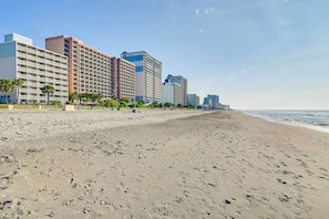 On the beach - Waterfront Myrtle Beach Condo, Pool & Ocean Views! (Myrtle Beach)