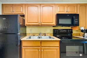 Apartment (1 Bedroom) | Private kitchen | Microwave, oven, stovetop, cookware/dishes/utensils - Waterfront Myrtle Beach Condo, Pool & Ocean Views! (Myrtle Beach)