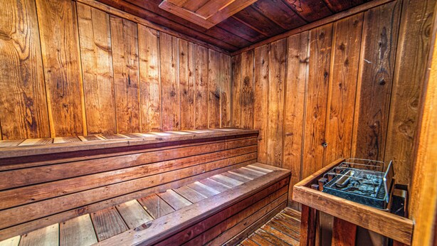 Puisesta laudelankusta ja saunapöydästä rakennettu sauna.