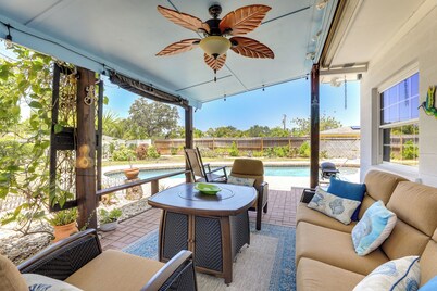 Charming Bradenton Home w/ Yard - Walk to Beach!