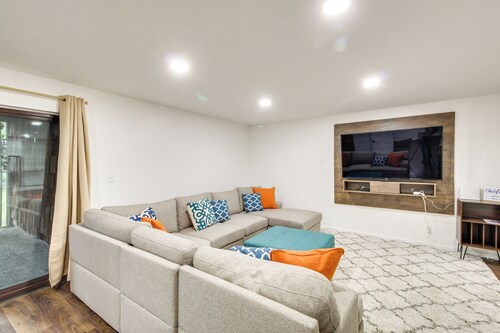 Updated Kansas City Condo ~ 3 Mi to Downtown!