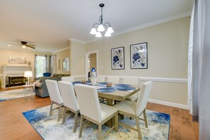 Dining - Lakefront Raleigh Retreat ~ 7 Mi to Downtown! (Raleigh)