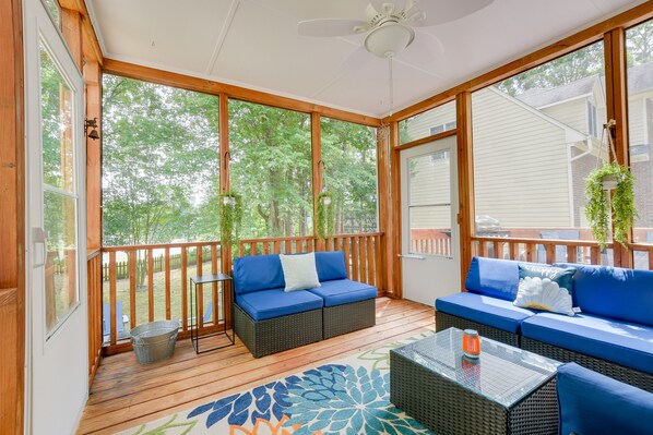 TV, caminetto, libri