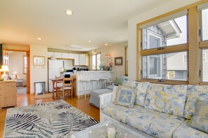 TV, iPod dock, books - Bethany Beach Vacation Rental w/ Rooftop Patio! (Bethany Beach)