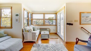 TV, books - Bethany Beach Vacation Rental w/ Rooftop Patio! (Bethany Beach)