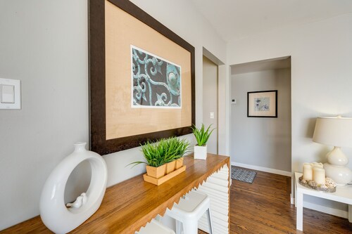 Modern Sacramento Gem ~ 4 Mi to Downtown!